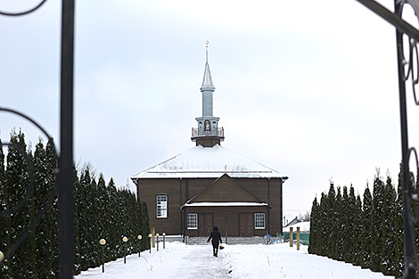 白雪覆盖的伊维的一座古老木制清真寺