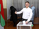 戈梅利大学生格列布·科斯捷维奇在他18岁生日时投票