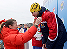 达里亚·多姆拉切娃为“雪地狙击手”短跑赛获胜者颁奖