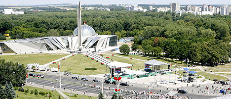 Panorama of the Pobeditelei Avenue. Procession on Independence Day