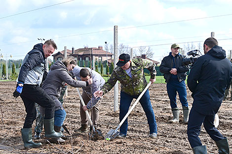 Lukashenko travels to his hometown for national cleanup day