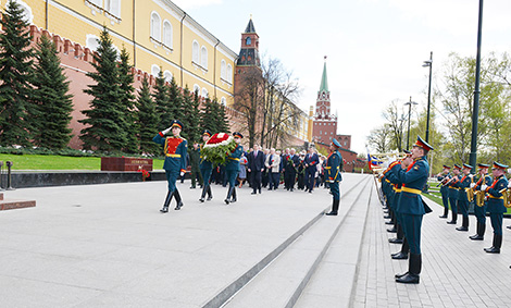 Посол Беларуси в России возложил венок к Могиле Неизвестного Солдата в Москве