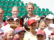 Victoria Azarenka gives a master class to young athletes in Minsk (2012)