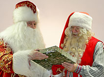 Беларускі Дзед Мароз і фінскі Санта-Клаус (Ёўлупукі) сустрэліся ў Мінску (2010)