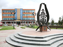 Скульптурные композиции, посвященные национальному шедевру декоративно-прикладного искусства, установлены у здания предприятия 