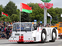 Ecofriendly vehicles, a super crane, an aircraft tug, other latest products of the manufacturing sector in the civilian vehicles parade on Belarus’ Independence Day