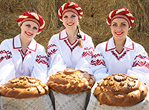 Belarus harvest 2017: people, numbers and one day at the wheel of a harvester in a 90-second video