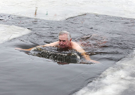 Orthodox believers take ice plunges in Vitebsk District