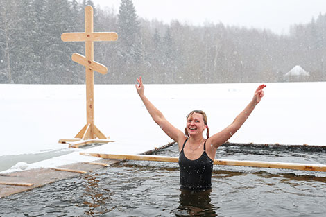 Orthodox believers take ice plunges in Minsk Oblast