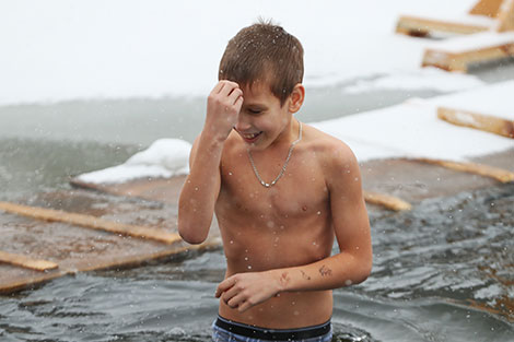 Orthodox believers take ice plunges in Minsk Oblast