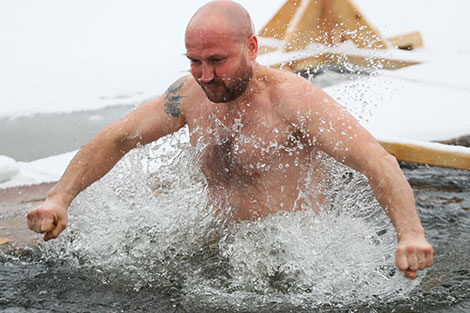 Orthodox believers take ice plunges in Minsk Oblast