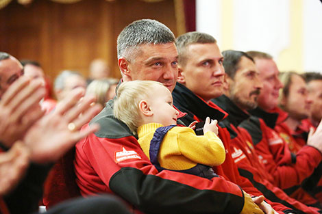 Leader of the MAZ-SPORTavto team Sergei Vyazovich and his son