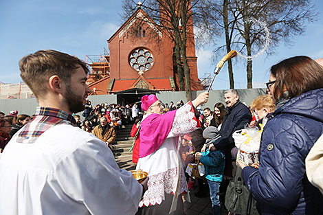 Metropolitan Tadeusz Kondrusiewicz blesses Easter food at Red Church