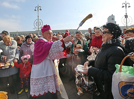 Tadeusz Kondrusiewicz blesses Easter food at Sts Simon and Helena's Church