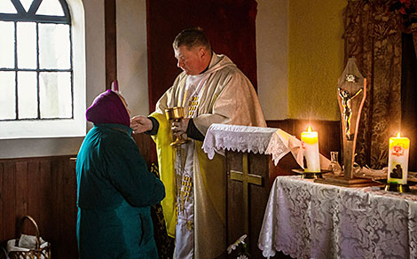 Easter mass at the village of Volochin (Kamenets District)