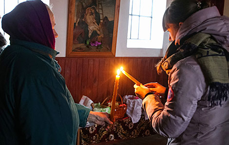 Easter mass at the village of Volochin (Kamenets District)