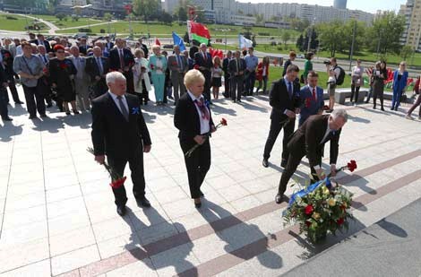 Flower ceremony at the Minsk Hero City Memorial