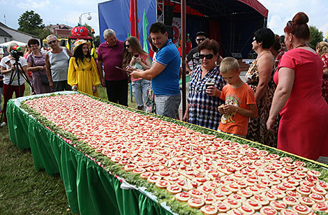 Huge 4.25-meter long tomato sandwich