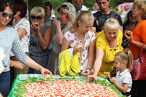 Huge 4.25-meter long tomato sandwich