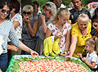 Huge 4.25-meter long tomato sandwich