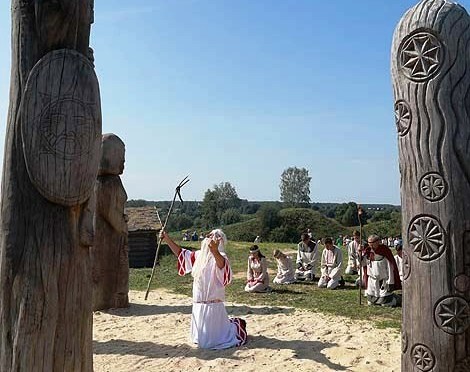 Back to the roots: Belarusian medieval culture in spotlight of the folk festival in Radomlya