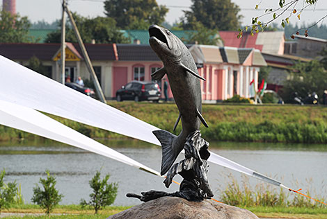 A monument to silver trout in Ostrovets