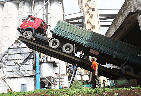 Grain receiving at Zhitkovichi grain storage facility