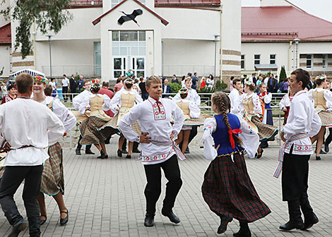 Historical folk dance venue Dancing Like Our Ancestors