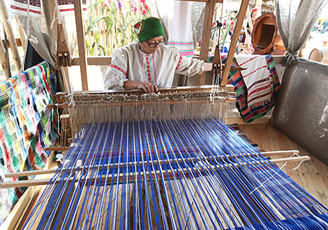 Weaver Lyubov Oleshko from Pinsk District