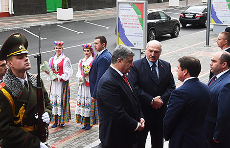 Alexander Lukashenko and Petro Poroshenko before the plenary session