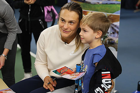 Aryna Sabalenka gives autographs to young tennis players