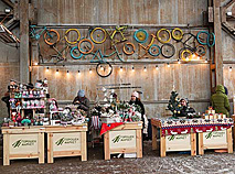 Ice sculptures, winter treats and handmade souvenirs: Christmas fair opens in the Pesochnitsa venue in Minsk