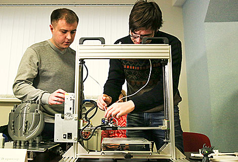 Kirill Kravets during the presentation of a 3D printer