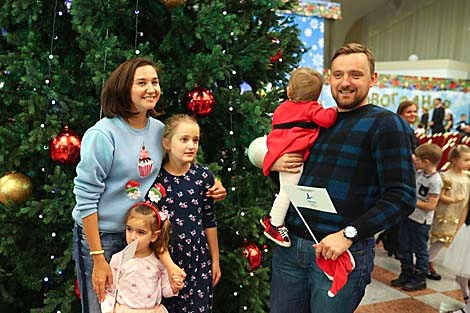 Belarus’ National Olympic Committee hosts New Year event for children