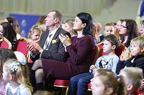 Belarus’ National Olympic Committee hosts New Year event for children