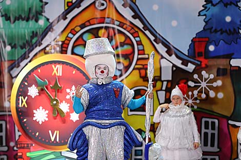 Belarus’ National Olympic Committee hosts New Year event for children