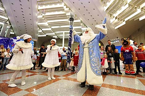 Belarus’ National Olympic Committee hosts New Year event for children	