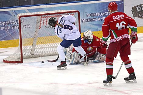 Zsuzsanna Kolbenheyer scores a goal