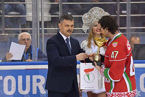 Sports and Tourism Minister Sergei Kovalchuk presents award to Belarus President Team Player of the Game Daniel Corso