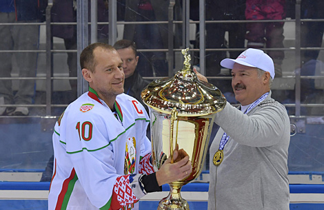 Alexander Lukashenko presents the Cup to the Belarusian team captain Oleg Antonenko