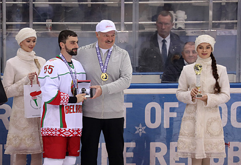 Alexander Lukashenko awards the tournament’s top scorer Pavel Bely (Belarus)