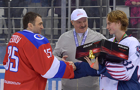 Alexander Lukashenko awards Alexei Yegorov (Russia), the best goalkeeper of the Christmas tournament, and Nikita Volsky (Griffons, Minsk), the best goalkeeper of the Golden Puck tournament