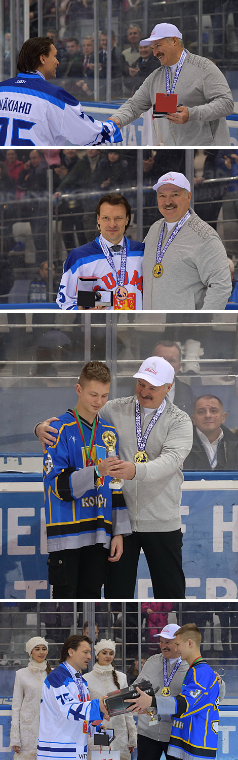 Alexander Lukashenko awards Toni Makiaho (Finland), the best forward of the Christmas tournament