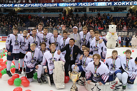 Alexander Lukashenko poses for a photo with Griffons team