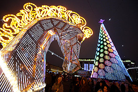 Belarus’ biggest Christmas tree in Oktyabrskaya Square