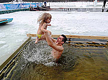 Belarusian dive into ice waters to celebrate Epiphany