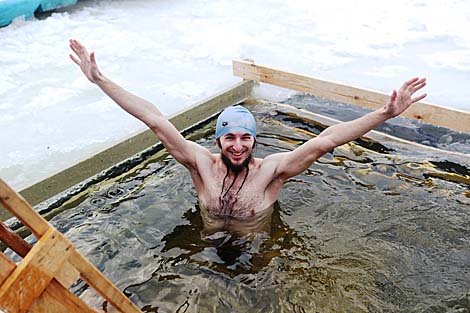 Belarusian dive into ice waters to celebrate Epiphany