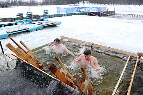 Belarusian dive into ice waters to celebrate Epiphany