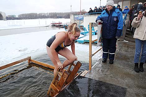 Belarusian dive into ice waters to celebrate Epiphany