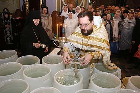 Orthodox believers came for consecrated water to the Convent of the Nativity of the Mother of God in Grodno